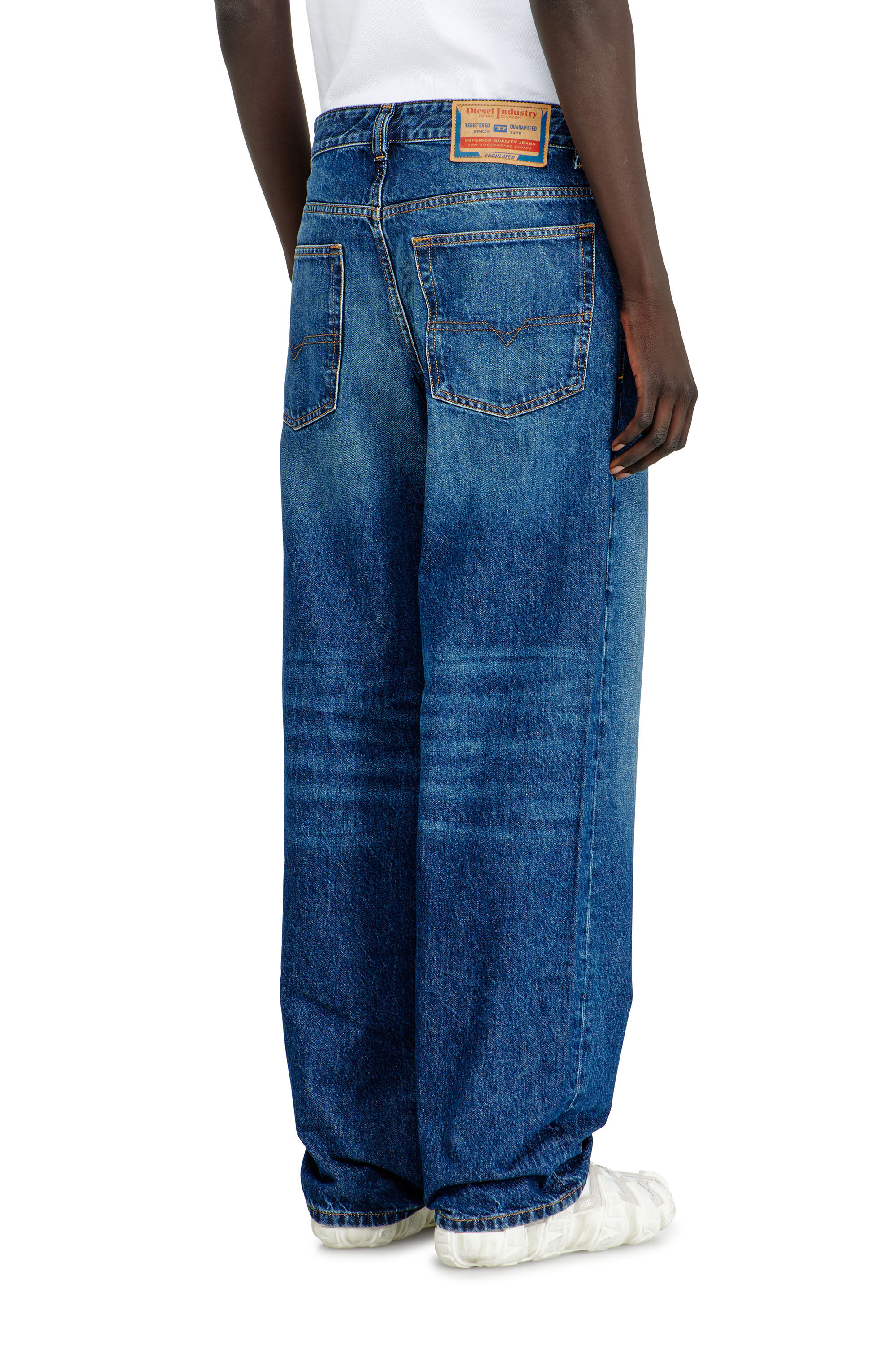 Men's Relaxed Jeans | Low Waist 2001 D-MacroMedium blue | Diesel DK