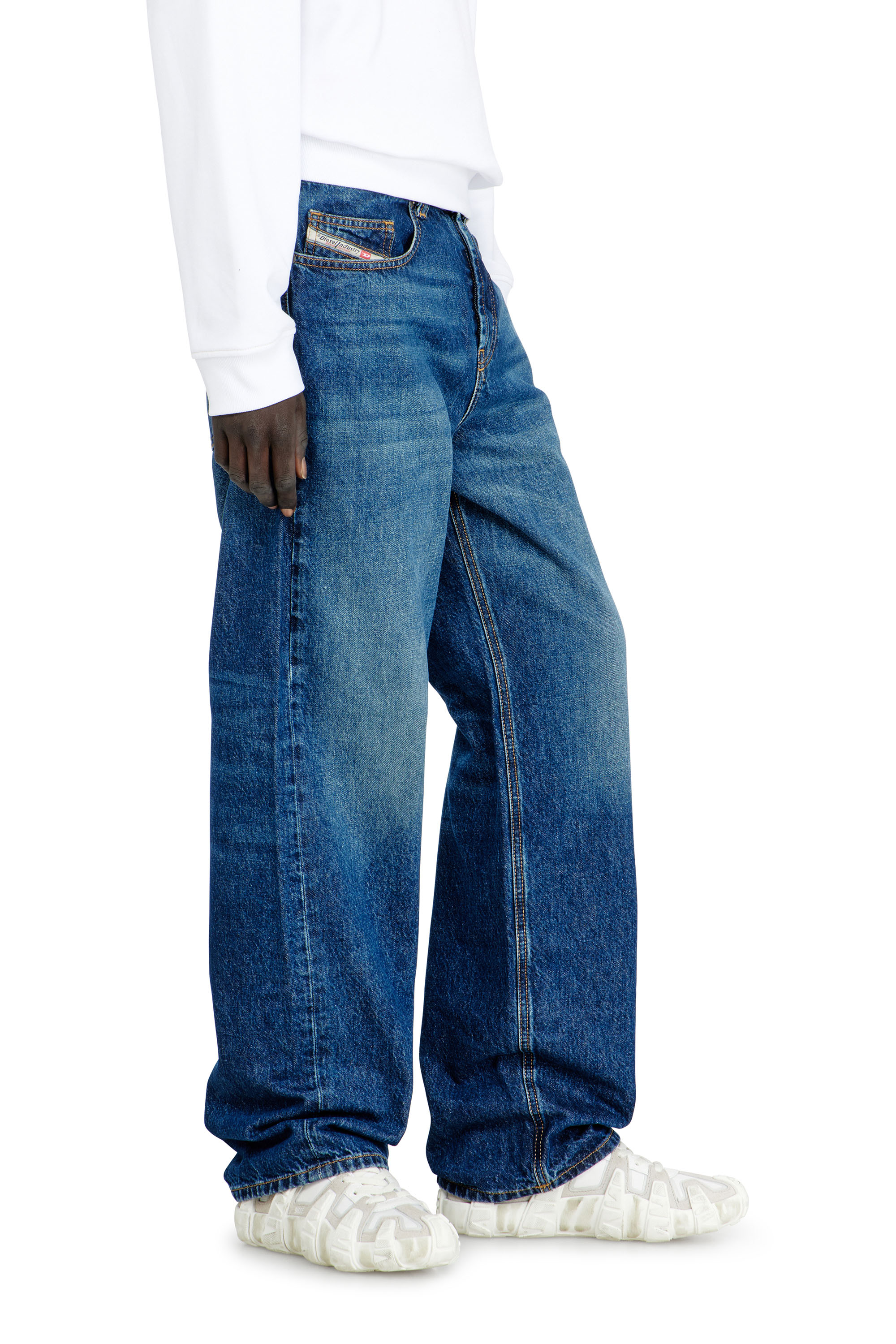 Men's Relaxed Jeans | Low Waist 2001 D-MacroMedium blue | Diesel DK