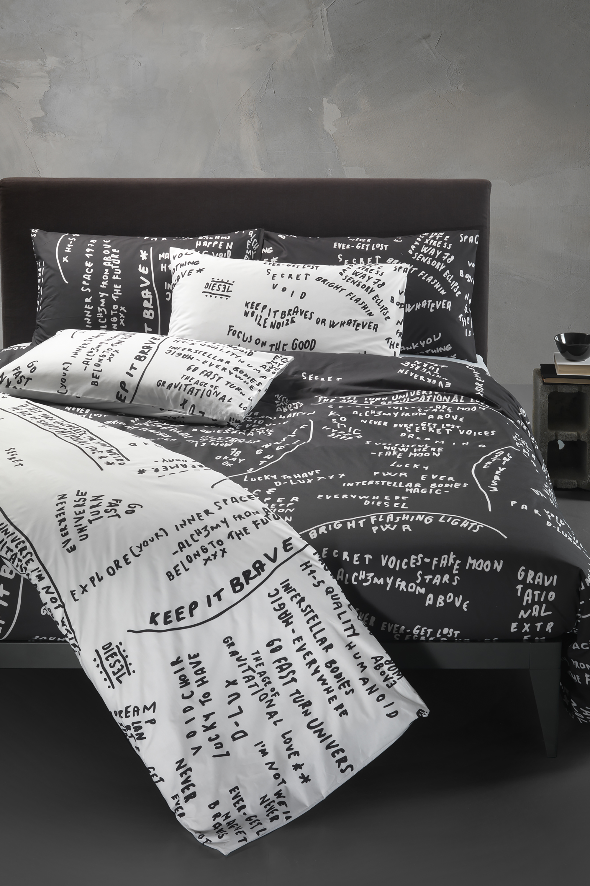 Diesel - 2004002 CLET SCRIBBLES  250X290 PR001, Unisex's Double bed sheets set SCRIBBLES in Black/White - 3